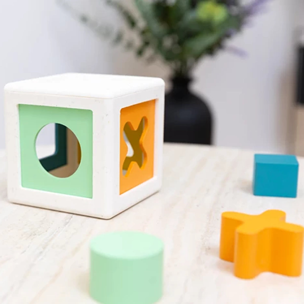 Kuby – Formensteckspiel aus Holz und Silikon