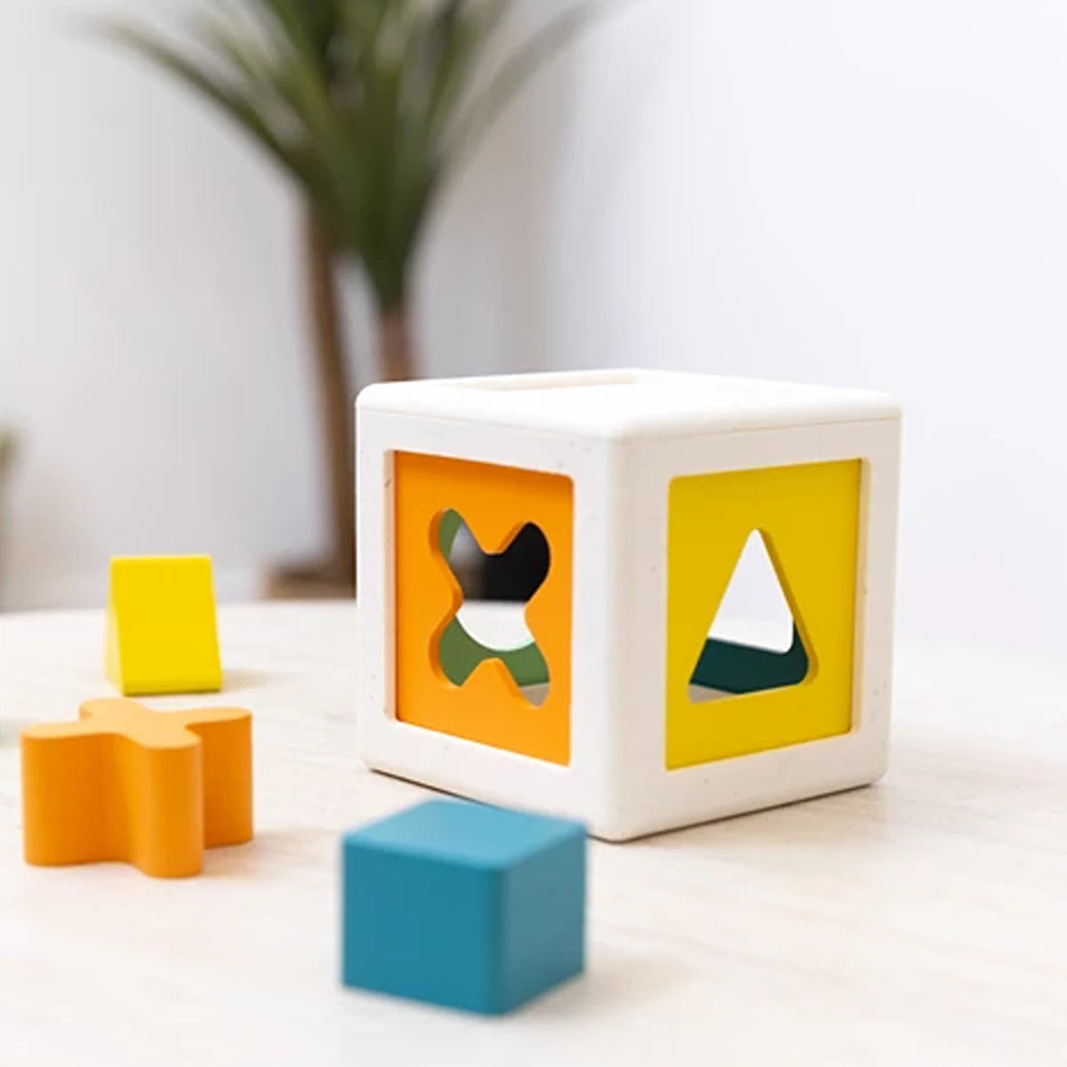 Kuby – Formensteckspiel aus Holz und Silikon