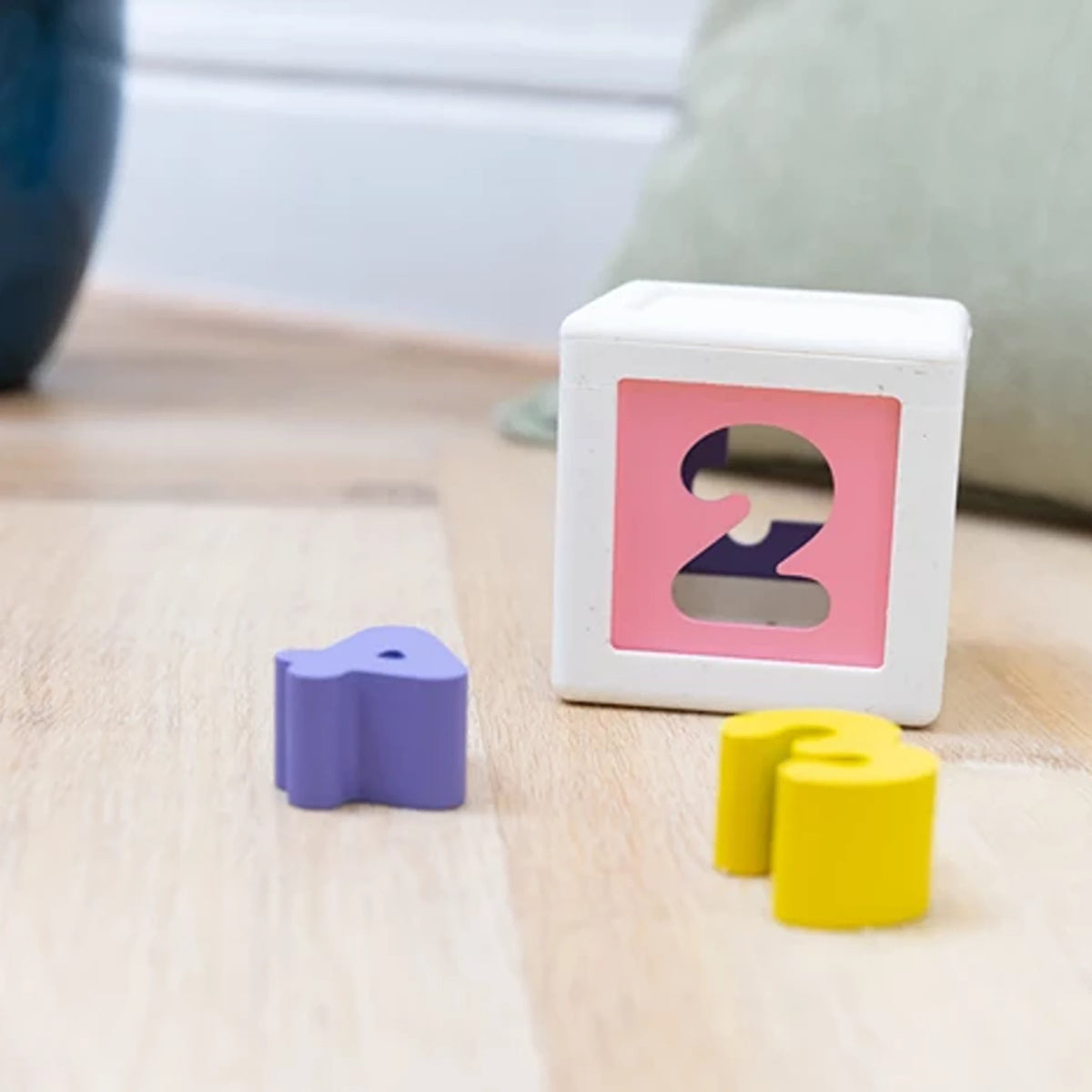 Kuby – Formensteckspiel aus Holz und Silikon